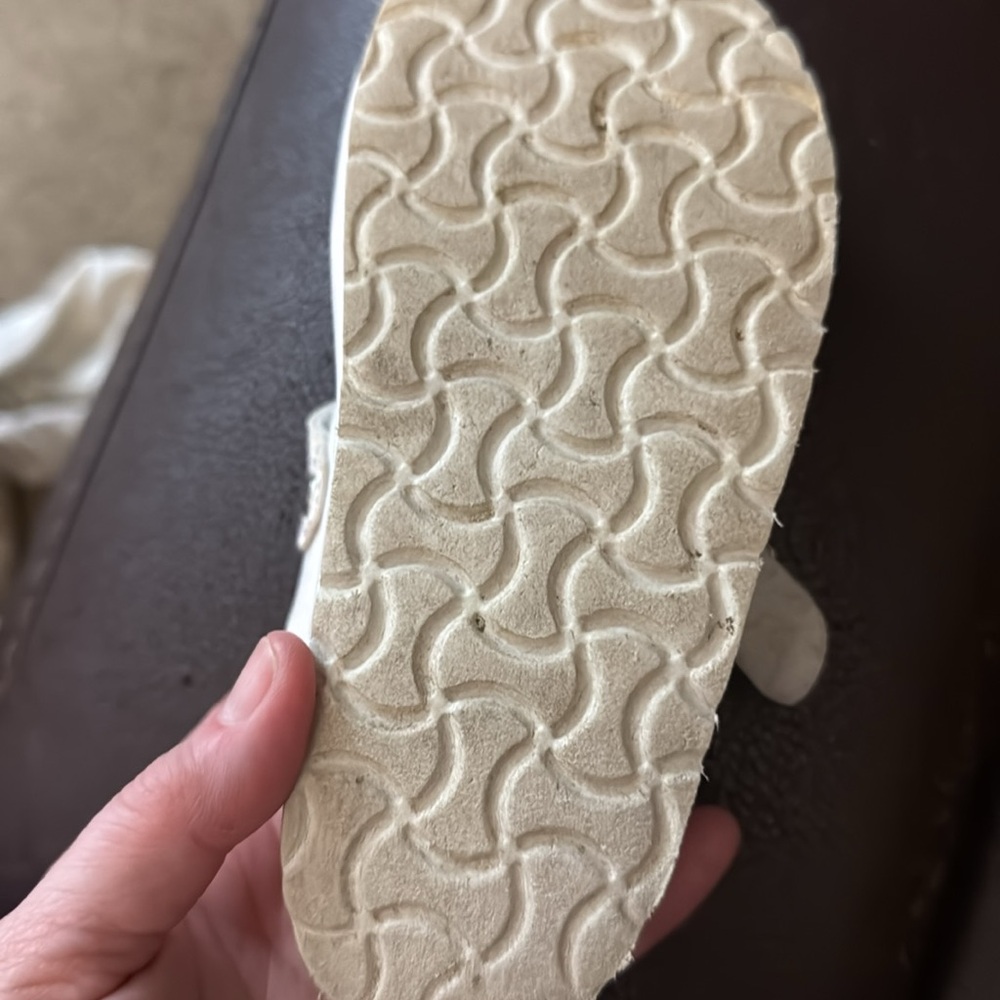 Kids white plastic slip on shoes with a cat on them size 10 kids or 27 in euro - Picture 4 of 6